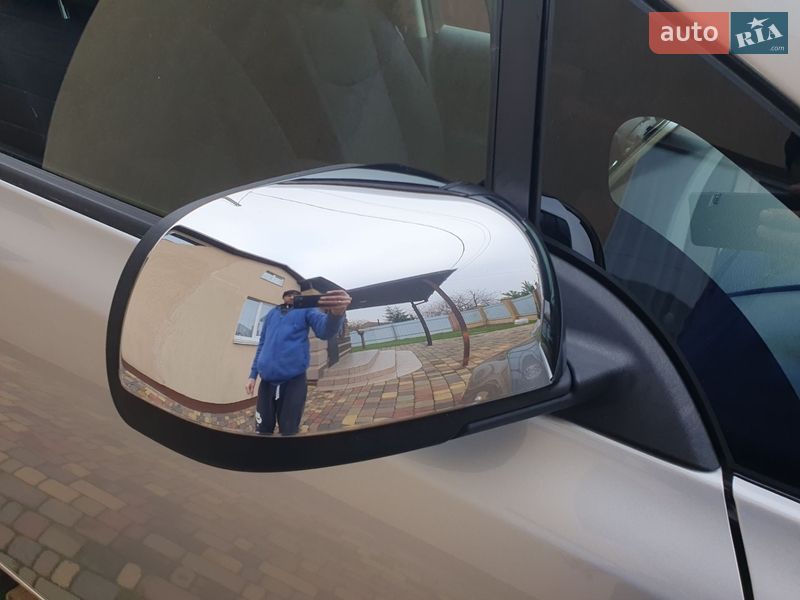 Хэтчбек Nissan Leaf 2013 в Горе