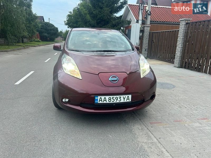 Хэтчбек Nissan Leaf 2016 в Святопетровское