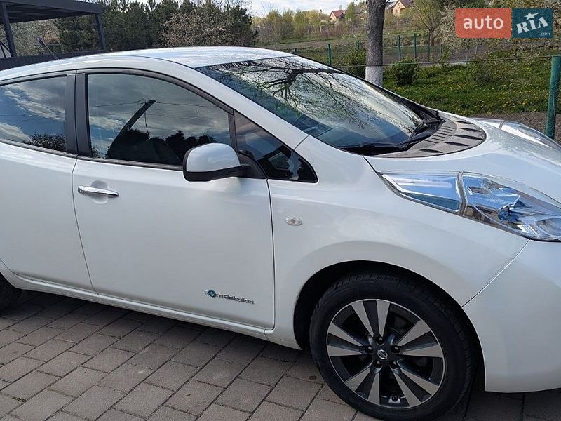 Хетчбек Nissan Leaf 2015 в Рівному