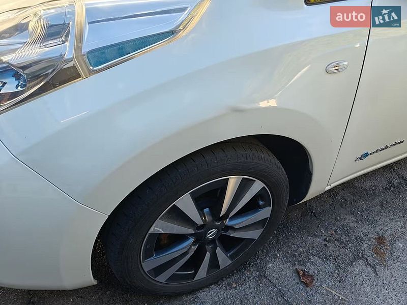 Хэтчбек Nissan Leaf 2016 в Умани