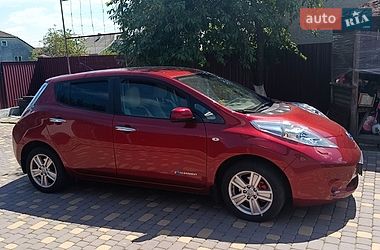 Хэтчбек Nissan Leaf 2011 в Городке