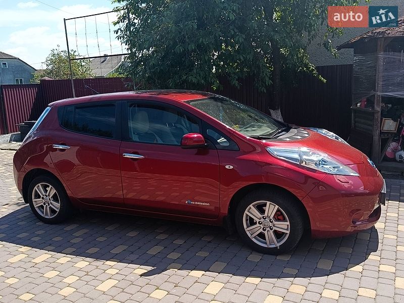 Хетчбек Nissan Leaf 2011 в Городку