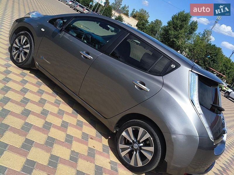 Хэтчбек Nissan Leaf 2013 в Гайсине
