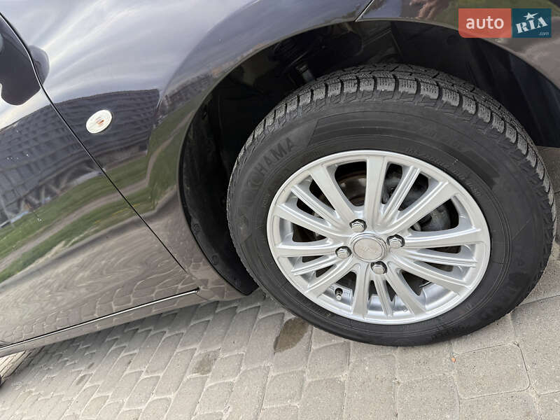 Хэтчбек Nissan March 2012 в Львове