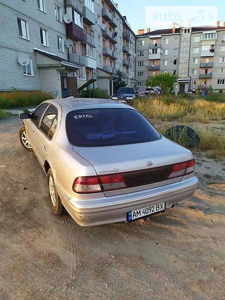 Седан Nissan Maxima 2000 в Коростені