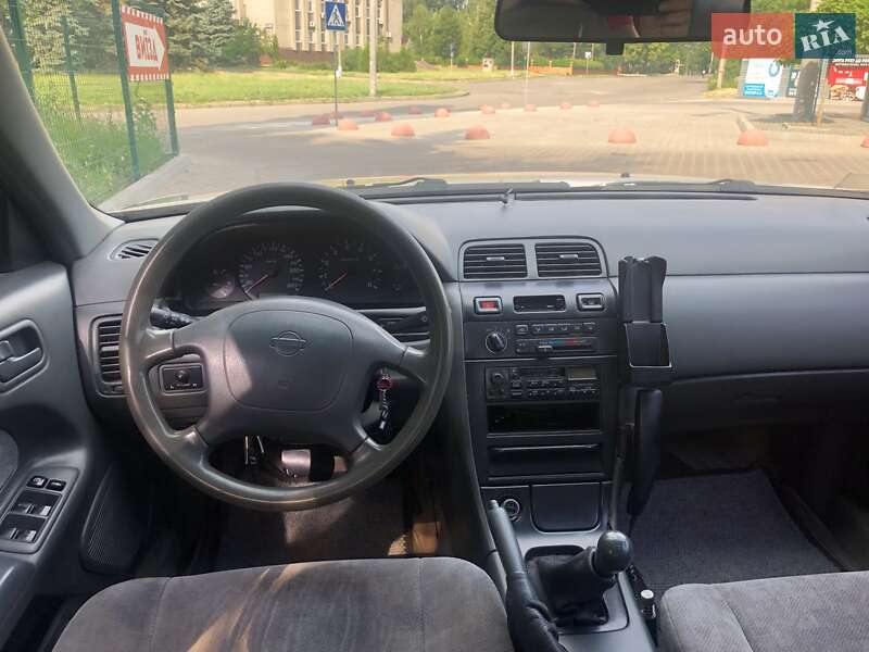 Седан Nissan Maxima 1998 в Кривом Роге