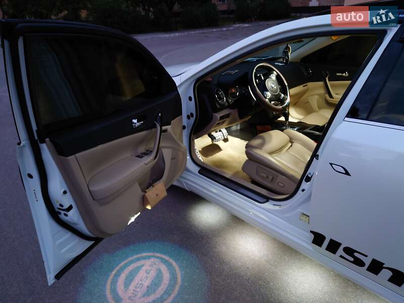 Седан Nissan Maxima 2014 в Полтаві