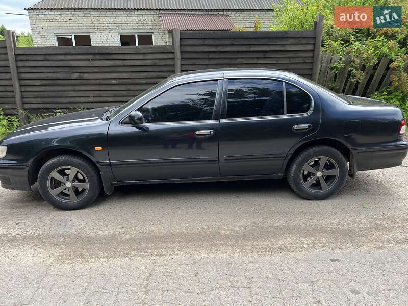 Седан Nissan Maxima 2000 в Сарнах