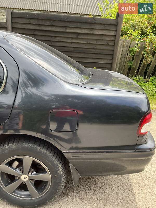 Седан Nissan Maxima 2000 в Сарнах