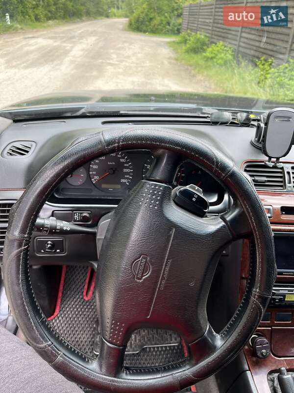 Седан Nissan Maxima 2000 в Сарнах
