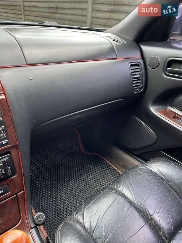 Седан Nissan Maxima 2000 в Сарнах