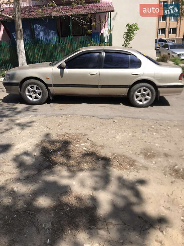 Седан Nissan Maxima 1996 в Рени
