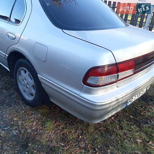Седан Nissan Maxima 2000 в Немирові
