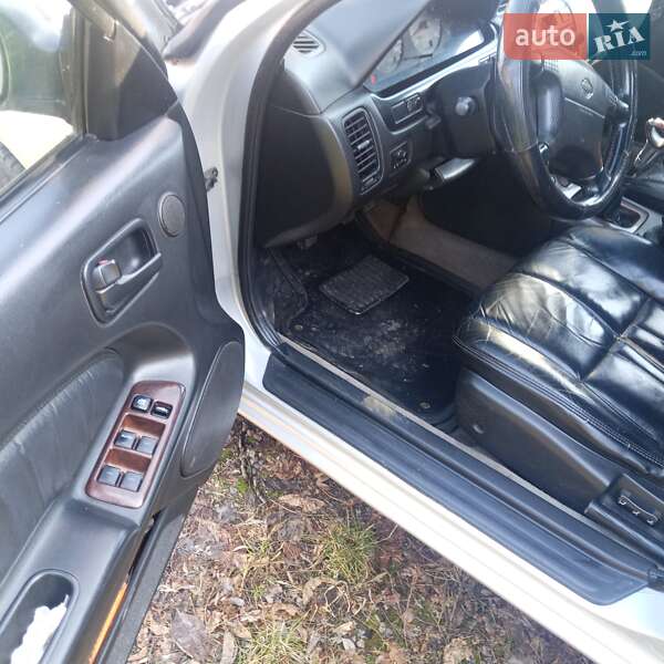 Седан Nissan Maxima 2000 в Немирові