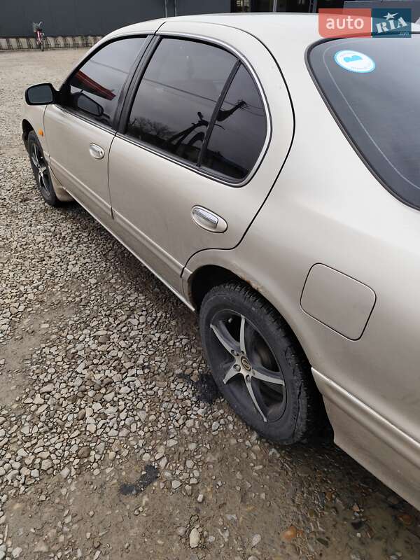 Седан Nissan Maxima 1996 в Черновцах