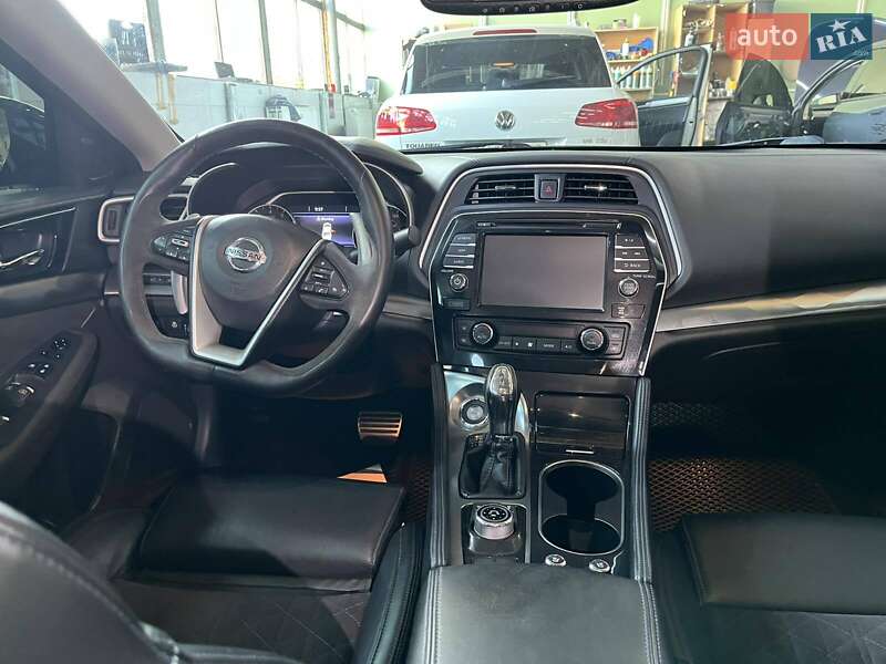 Седан Nissan Maxima 2015 в Львові