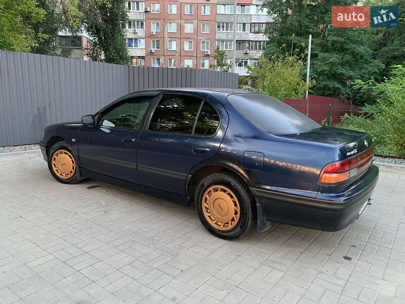 Седан Nissan Maxima 1997 в Днепре