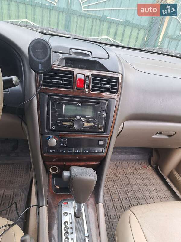 Седан Nissan Maxima 2001 в Черноморске