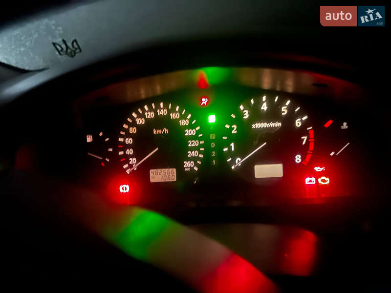 Седан Nissan Maxima 2002 в Києві