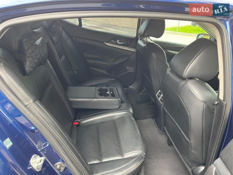 Седан Nissan Maxima 2015 в Теофиполе