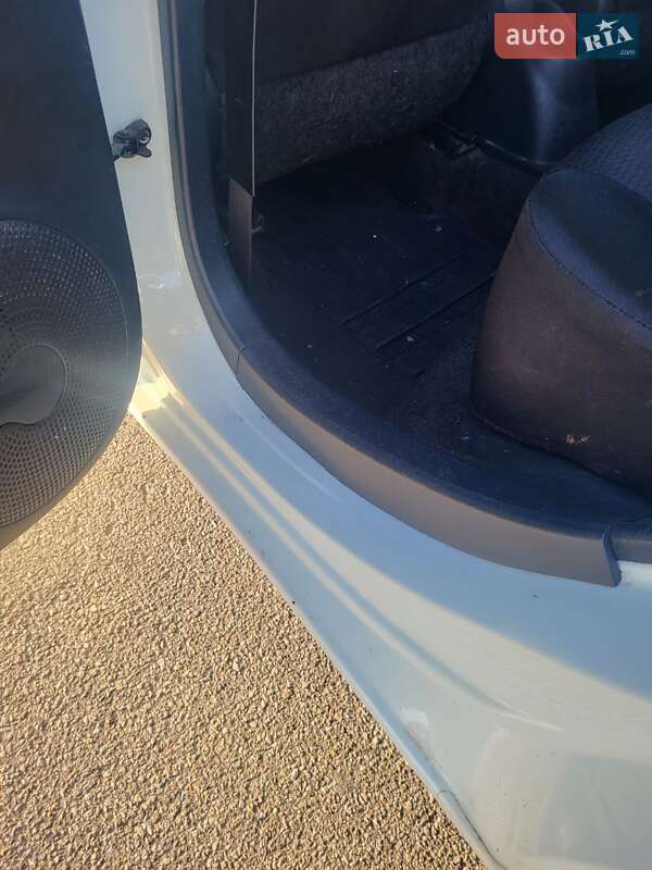 Хетчбек Nissan Micra 2013 в Києві