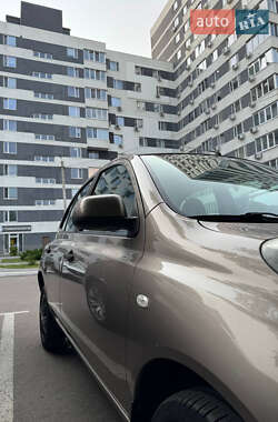 Хэтчбек Nissan Micra 2010 в 