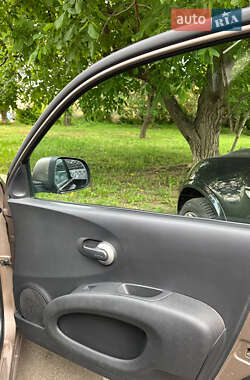 Хэтчбек Nissan Micra 2010 в 