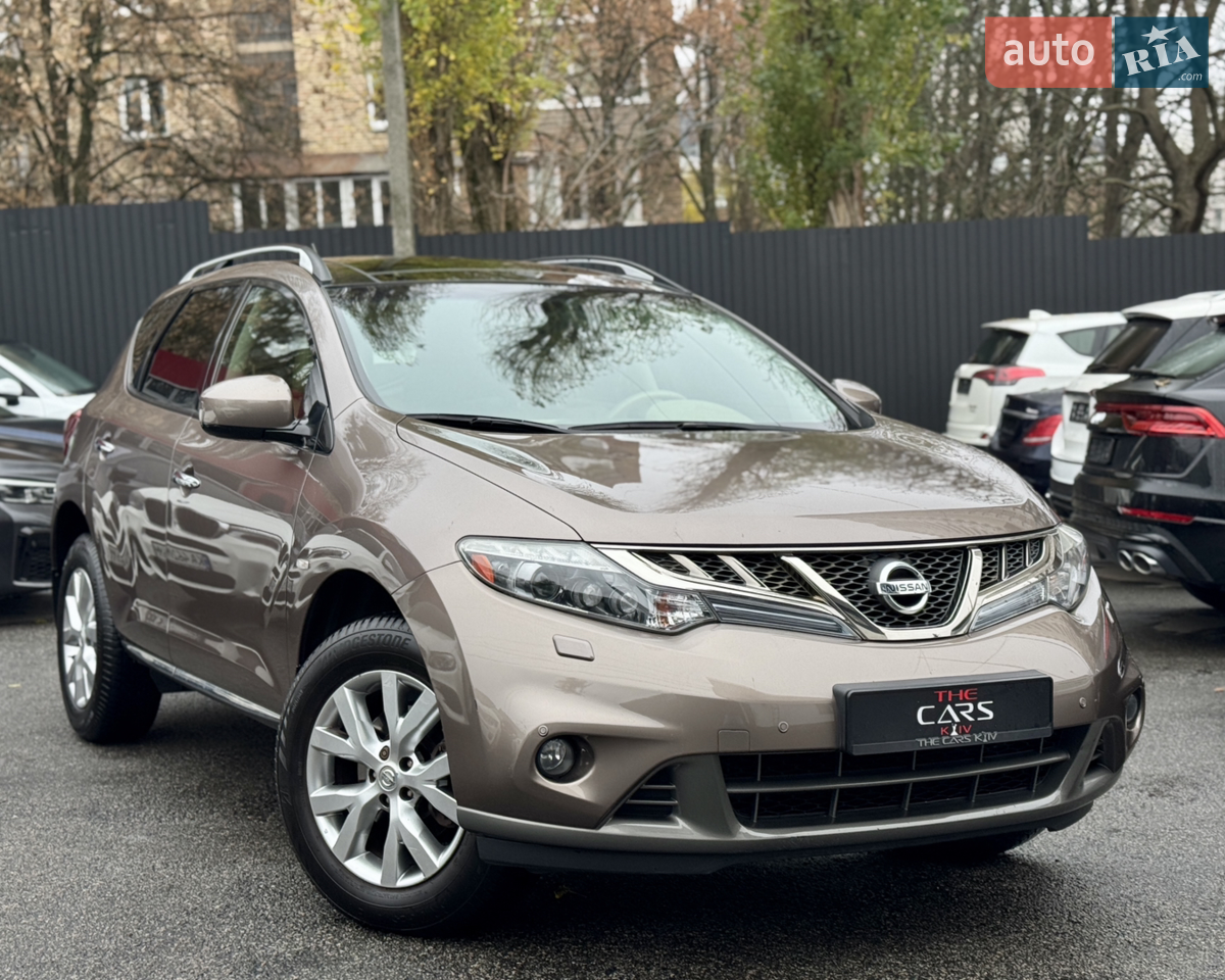 Nissan Murano 2011 рік, офіційний автомобіль.
 3.5 повний привід.

Можливий продаж у лізинг або кредит з першим внеском від 3000$

Nissan Murano 2011 року з потужним та перевіреним часом двигуном 3.5 л. Повний привід із можливістю Блокування забезпечує впевнену поведінку авто на будь-якій дорозі та в будь-яку погоду.


		Повний привід (AWD) з блокуванням
		Безключовий доступ
		Підігрів усіх сидінь + підігрів керма
		Камера заднього огляду та парктроніки
		Шкіряний салон у відмінному стані
              Панорамний дах
		2-зонний клімат-контроль
		Преміум акустика Bose
             Один власник
		Автомобіль цілий, доглянутий та повністю справний.

З нашої сторони гарантуємо порядність, авто готове до будь-яких перевірок у вас на станції. З усіх додаткових питань звертайтесь за телефоном.



Nissan Murano — це поєднання комфорту, надійності та динаміки. Відмінний варіант як для міста, так і для подорожей.
