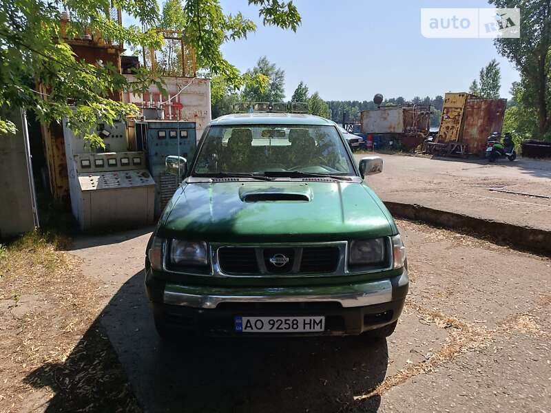 Пикап Nissan Navara 2000 в Вышгороде
