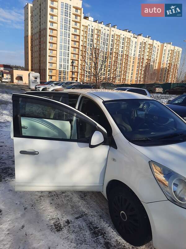 Хетчбек Nissan Note 2010 в Сарнах