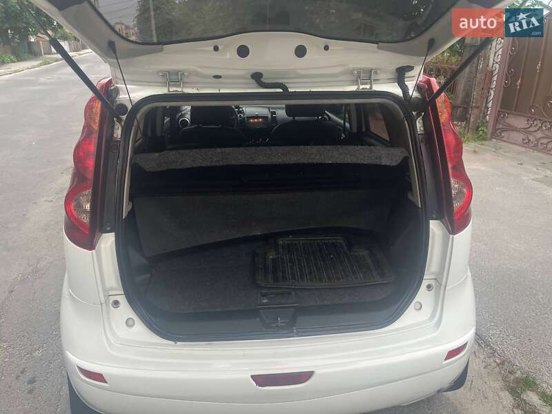 Хэтчбек Nissan Note 2012 в Звягеле