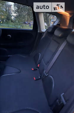 Хэтчбек Nissan Note 2010 в 