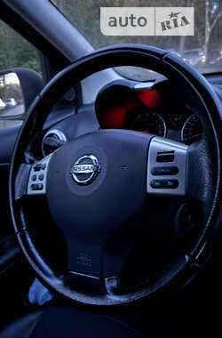 Хэтчбек Nissan Note 2010 в 
