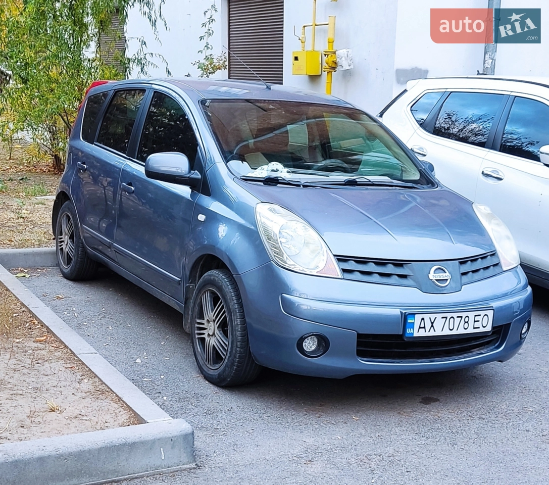 Продаю власне авто, масла, фільтра замінені, коробка та двигун працюють без нарікань. Зимова та літня гума. 
В ДТП не була 
Ушкоджень від б/д немає.
Є нюанс по л/ф покриттю.

Торг.

Відповім на всі запитання.