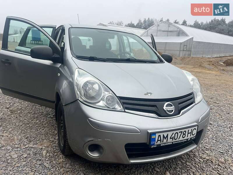 Хэтчбек Nissan Note 2010 в 