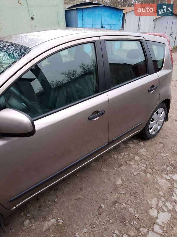 Хэтчбек Nissan Note 2013 в Умани