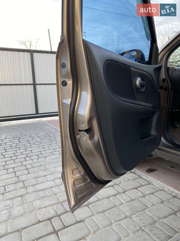 Хэтчбек Nissan Note 2011 в Андрушевке