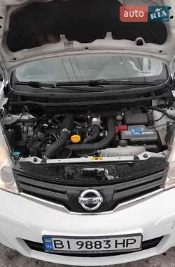 Хэтчбек Nissan Note 2011 в 