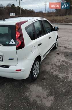 Хэтчбек Nissan Note 2011 в 