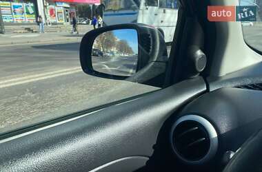 Хэтчбек Nissan Note 2011 в 