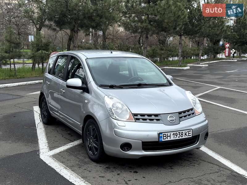 Хэтчбек Nissan Note 2006 в 