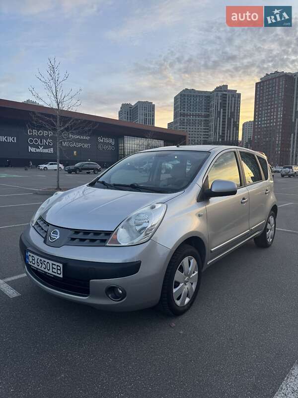 Хэтчбек Nissan Note 2006 в 