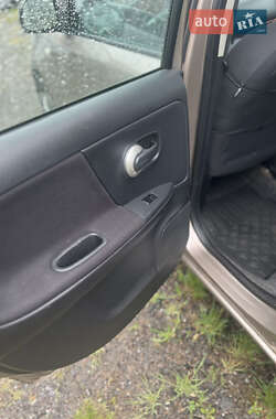 Хэтчбек Nissan Note 2011 в 