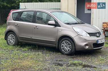 Хэтчбек Nissan Note 2011 в 