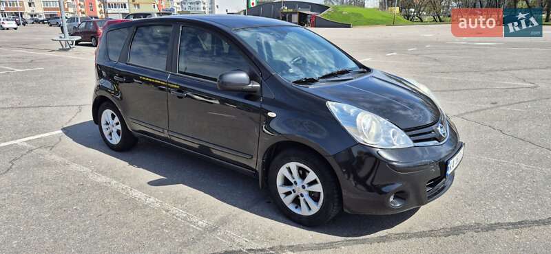 Хетчбек Nissan Note 2010 в Гатне