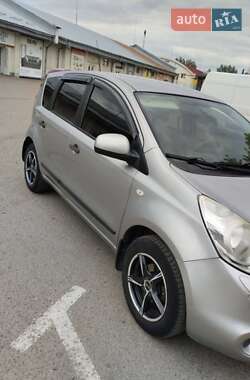 Хэтчбек Nissan Note 2011 в 