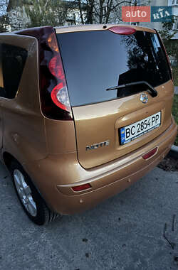 Хэтчбек Nissan Note 2010 в 