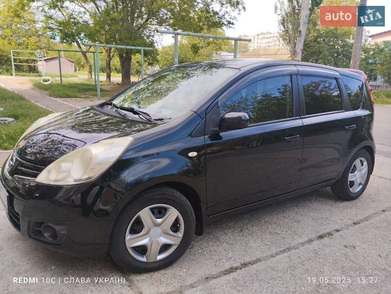 Хэтчбек Nissan Note 2011 в 