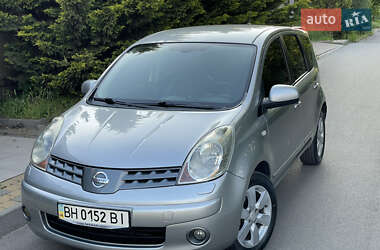 Хэтчбек Nissan Note 2009 в 