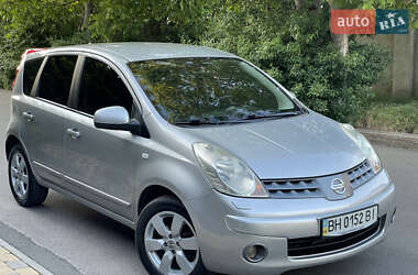 Хэтчбек Nissan Note 2009 в 